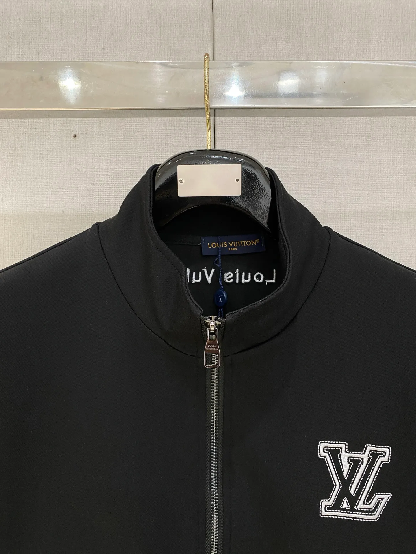 🅿️720 LV hot-selling suit is coming. Focus on the original version of the official website. 2025 new hot-selling cardigan suit. The original order is the best. 🇭🇰The meticulous work of top designers. It has a fitting and perfect upper body effect. All-natural high-quality Tencel Roman cotton 100%, close-fitting comfort, noble and elegant! Original hardware embodies elegance and nobility! Counter size: M-3XL (maximum wear up to 190 pounds)